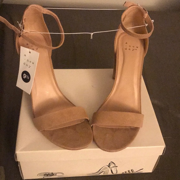 Ema Pumps - Picture 1 of 2